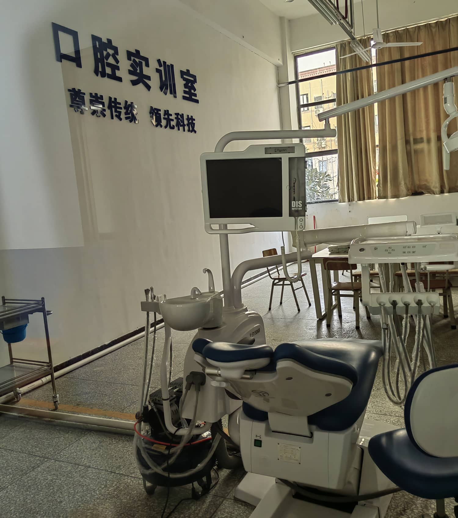四川科华高级技工学校形象设计专业建有成都市吴彤美发大师工作室